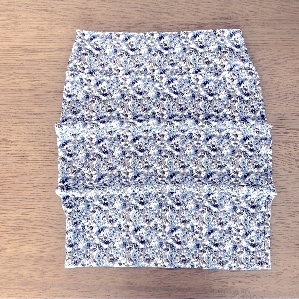 Lularoe blue floral Cassie skirt size large